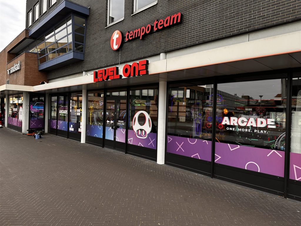 Gevel en entree van LevelOne Roosendaal