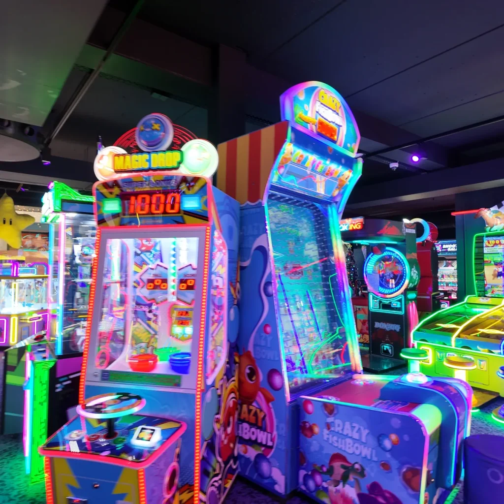 Kleurrijke ticketgame in de LevelOne-arcadehal.